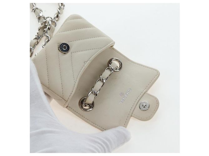 Borsa CHANEL Classic Mini Chain Bag V-stitch in pelle d'agnello Beige Argento CC Auth bs36939M - vista 22