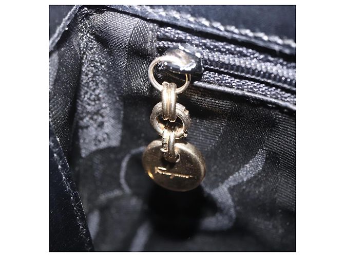 Borsa a tracolla Salvatore Ferragamo Vala in pelle nera e oro Auth ka6109 Nero - vista 23