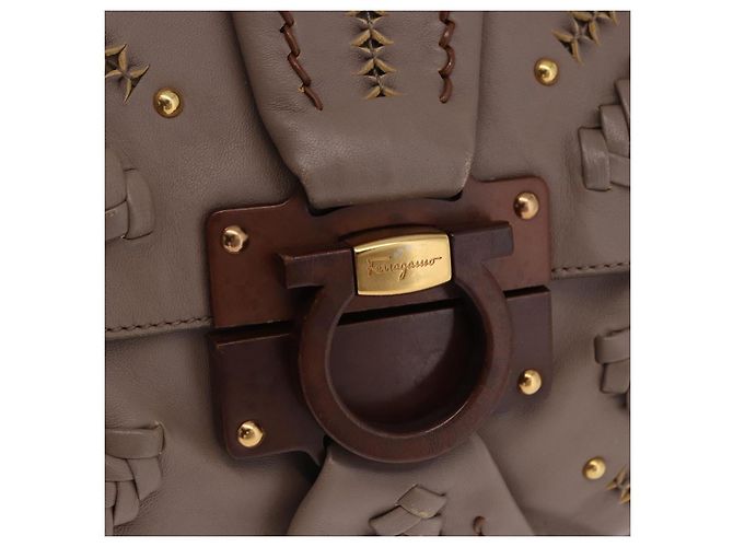Borsa a tracolla Salvatore Ferragamo Gancini in pelle marrone e oro Auth 202452A D'oro - vista 18