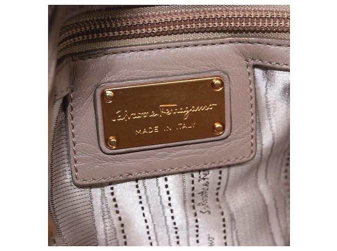 Borsa a tracolla Salvatore Ferragamo Gancini in pelle marrone e oro Auth 202452A D'oro - vista 21