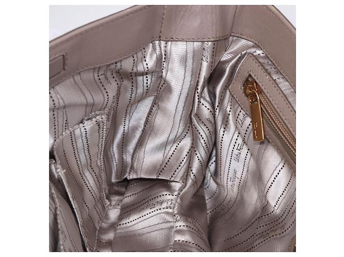 Borsa a tracolla Salvatore Ferragamo Gancini in pelle marrone e oro Auth 202452A D'oro - vista 23