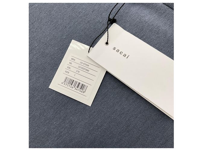 Vestido sweatshirt Sacai cinza com mangas curtas e bainha com folhos - vista 5