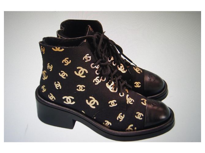 Stivali Chanel in tela nera e pelle logo CC Nero D'oro - vista 2