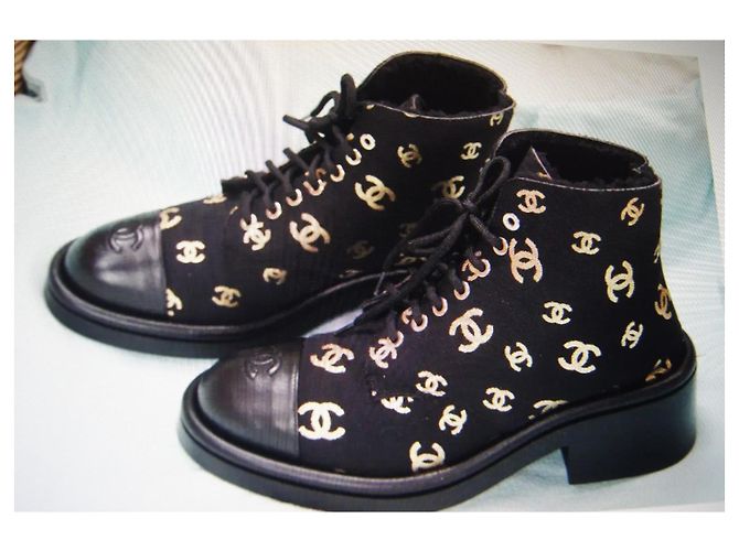 Stivali Chanel in tela nera e pelle logo CC Nero D'oro - vista 3