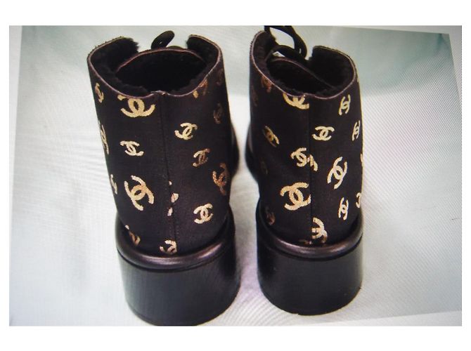 Stivali Chanel in tela nera e pelle logo CC Nero D'oro - vista 4