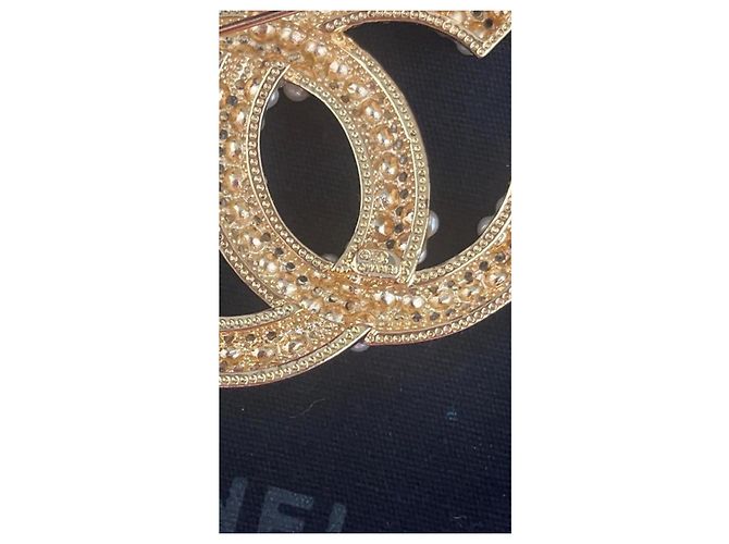Broche Chanel CC Logo Pérolas e Strass Branco Dourado Gold hardware - vista 4