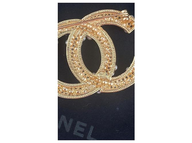 Broche Chanel CC Logo Pérolas e Strass Branco Dourado Gold hardware - vista 5