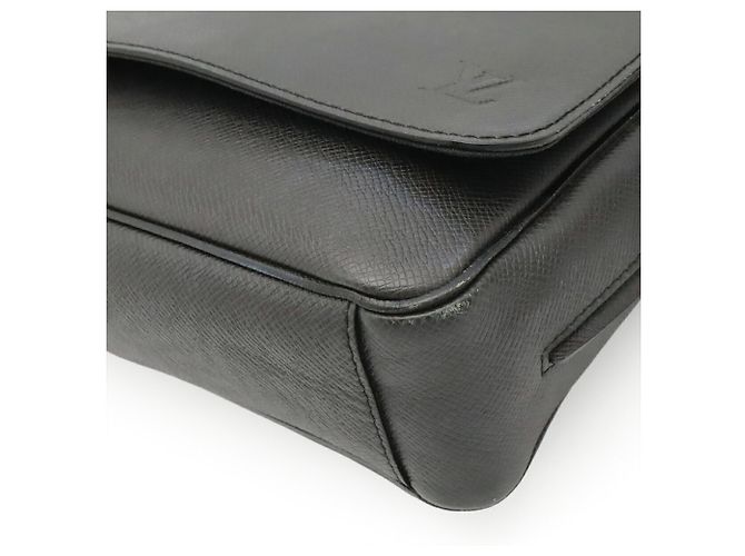Borsa a tracolla Louis Vuitton Taiga Roman PM Nero Grigio - vista 4