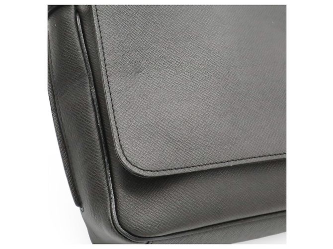 Borsa a tracolla Louis Vuitton Taiga Roman PM Nero Grigio - vista 9