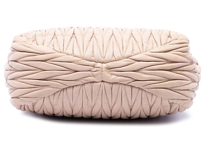 Borsa tote convertibile Miu Miu in nappa matelassé beige - vista 3