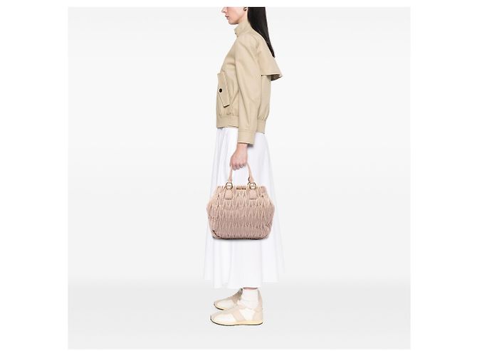 Borsa tote convertibile Miu Miu in nappa matelassé beige - vista 6