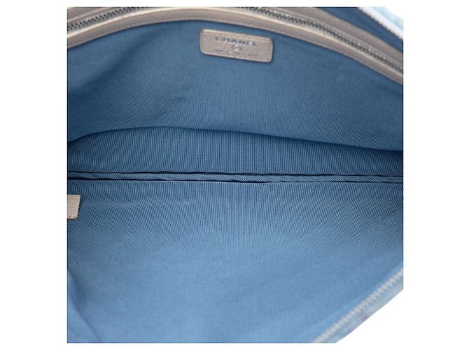 Clutch Chanel Blue Large Quilted Denim O Case Azul Azul claro - vista 4