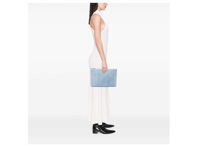 Clutch Chanel Blue Large Quilted Denim O Case Azul Azul claro - vista 6