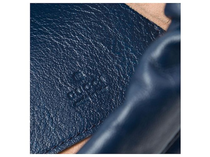 Borsa secchiello Gucci Blue Mini GG Marmont Matelassé in pelle diagonale Torchon - vista 5