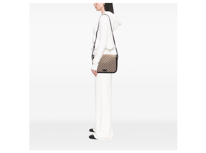 Bolso bandolera con solapa Gucci de lona GG beige - vista 6