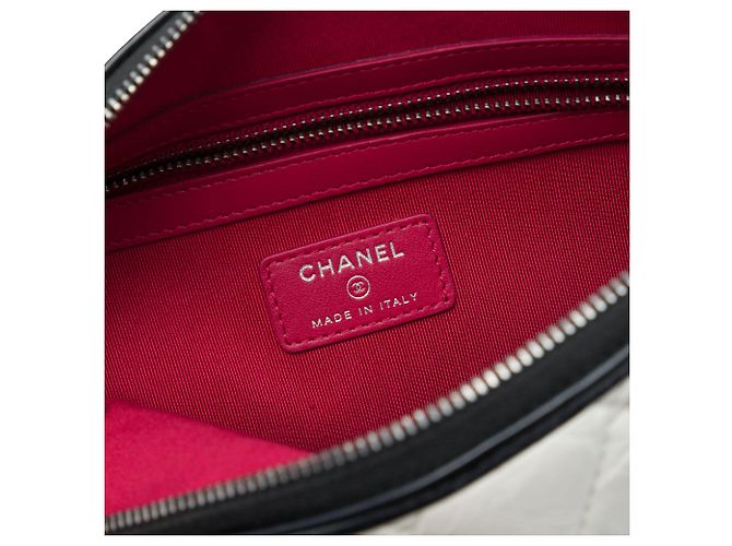 Clutch Chanel Gabrielle O Case Medium in pelle di vitello invecchiata matelassé bicolore bianca Bianco - vista 5