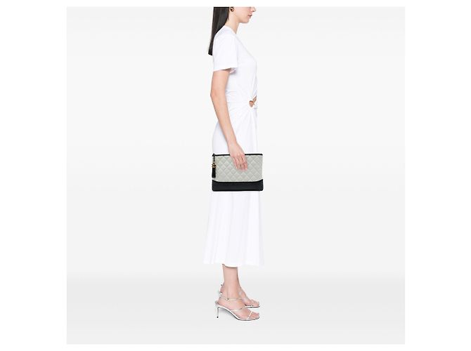 Clutch Chanel Gabrielle O Case Medium in pelle di vitello invecchiata matelassé bicolore bianca Bianco - vista 6
