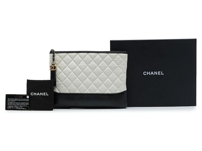Clutch Chanel Gabrielle O Case Medium in pelle di vitello invecchiata matelassé bicolore bianca Bianco - vista 7