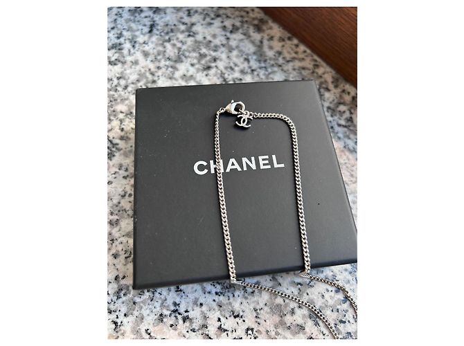 Colar com pingente Chanel Cuckoo Clock Branco Vermelho Dourado Verde Gold hardware - vista 2