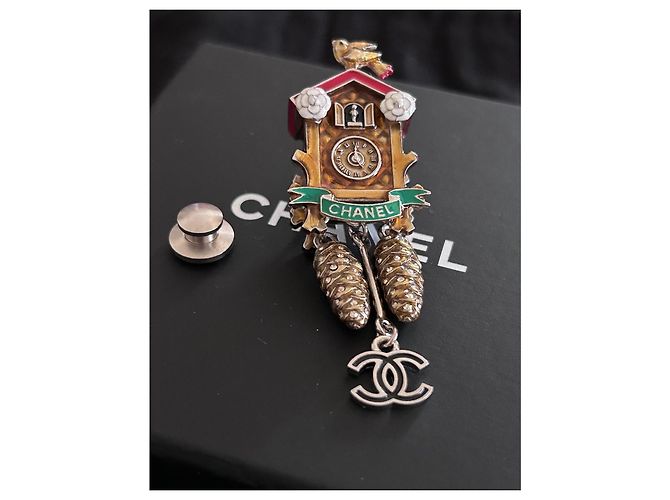 Broche Chanel Relógio de Cuco com pinhas e pingente CC Vermelho Dourado Verde Hardware prateado Gold hardware - vista 8