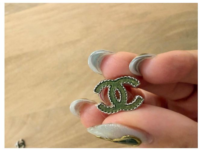 Orecchini a lobo Chanel CC Argento Verde - vista 3