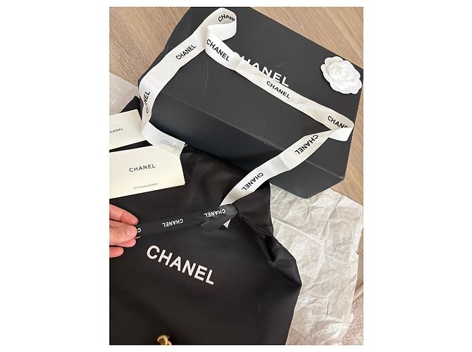Chanel Boy Bag in Pink Patent Leather - view 14