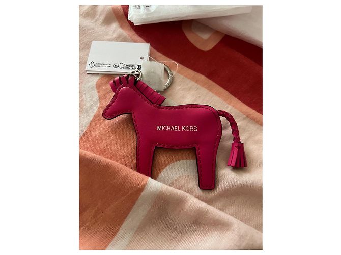 Michael Kors Portachiavi Zebra in Pelle Rosa e Bianco - vista 2