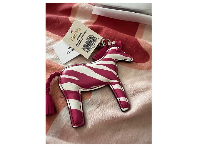 Michael Kors Portachiavi Zebra in Pelle Rosa e Bianco - vista 3