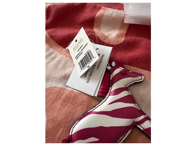 Michael Kors Portachiavi Zebra in Pelle Rosa e Bianco - vista 4