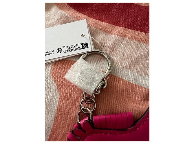 Michael Kors Portachiavi Zebra in Pelle Rosa e Bianco - vista 5