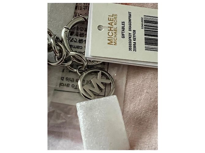 Michael Kors Portachiavi Zebra in Pelle Rosa e Bianco - vista 6