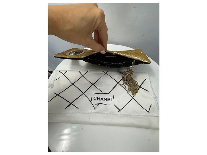 Chanel Clutch in paillettes "Please Dare To Disturb" Nero D'oro - vista 6