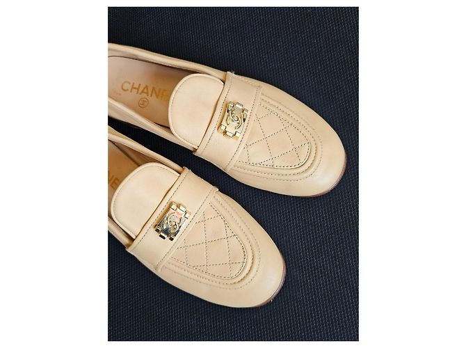 Chanel Mocassini in pelle matelassé beige chiusura CC - vista 12