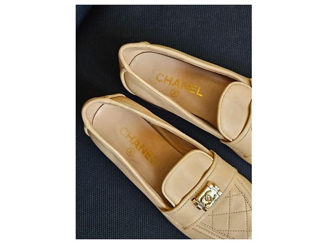 Chanel Mocassini in pelle matelassé beige chiusura CC - vista 13