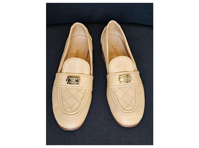 Chanel Mocassini in pelle matelassé beige chiusura CC - vista 2