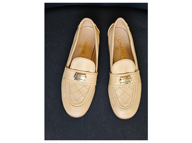Chanel Mocassini in pelle matelassé beige chiusura CC - vista 3