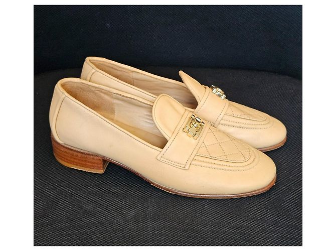 Chanel Mocassini in pelle matelassé beige chiusura CC - vista 5