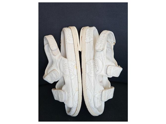 Chanel Sandalen aus weißem gestepptem Leder CC-Logo - Ansicht 10