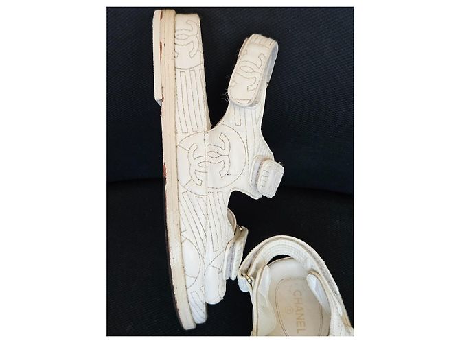 Chanel Sandalen aus weißem gestepptem Leder CC-Logo - Ansicht 13