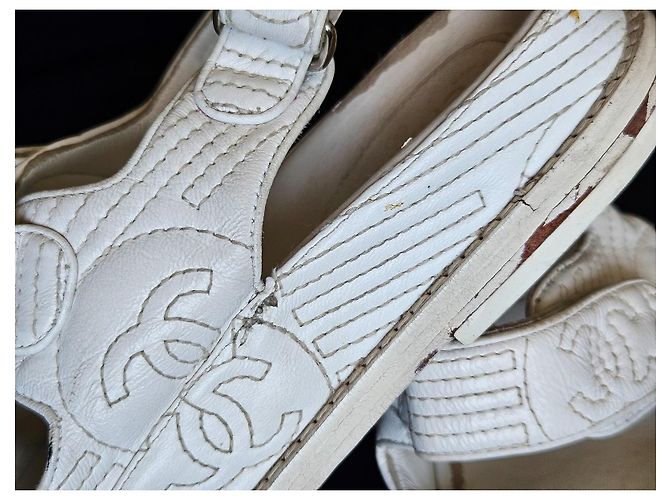 Chanel Sandalen aus weißem gestepptem Leder CC-Logo - Ansicht 15