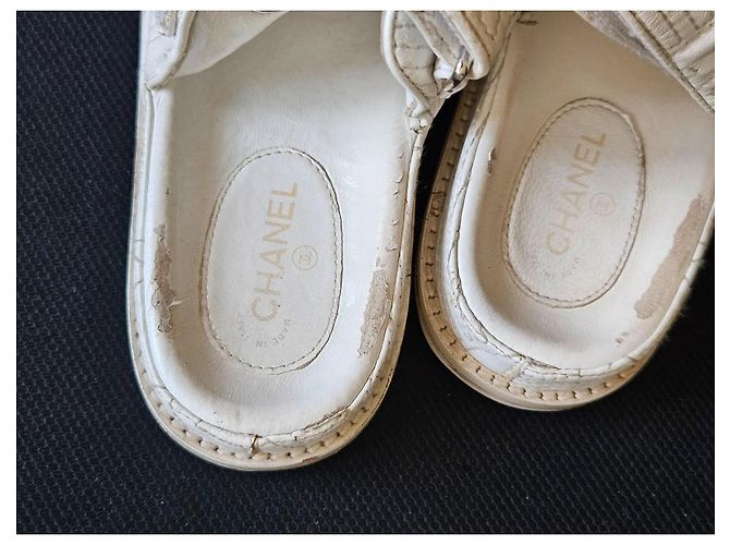 Chanel Sandalen aus weißem gestepptem Leder CC-Logo - Ansicht 17