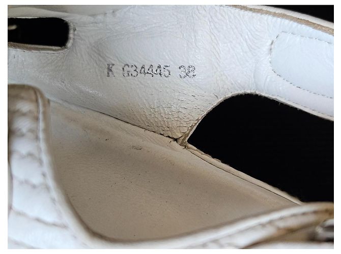 Chanel Sandalen aus weißem gestepptem Leder CC-Logo - Ansicht 18