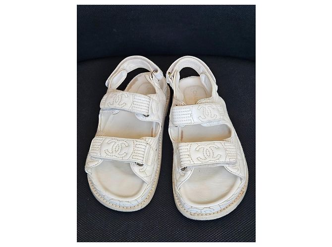 Chanel Sandalen aus weißem gestepptem Leder CC-Logo - Ansicht 2