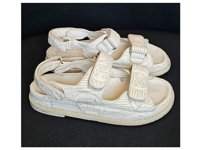 Chanel Sandalen aus weißem gestepptem Leder CC-Logo - Ansicht 4