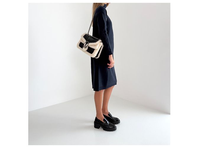 Borsa a tracolla Gucci Dionysus Medium in pelle e shearling Nero Bianco - vista 16