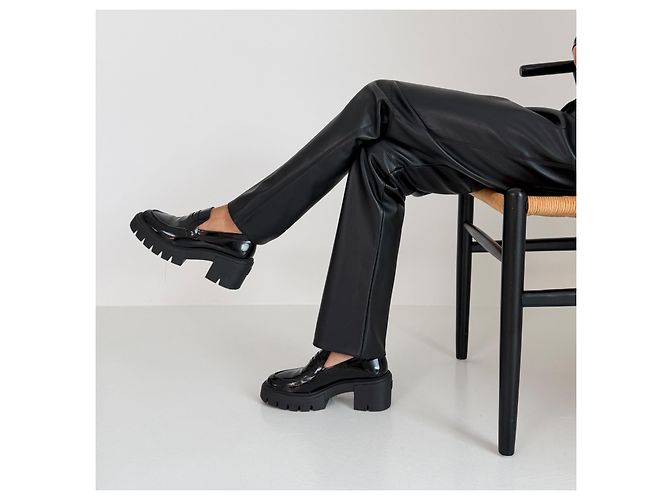 Stuart Weitzman Loafer aus schwarzem Lackleder - Ansicht 2