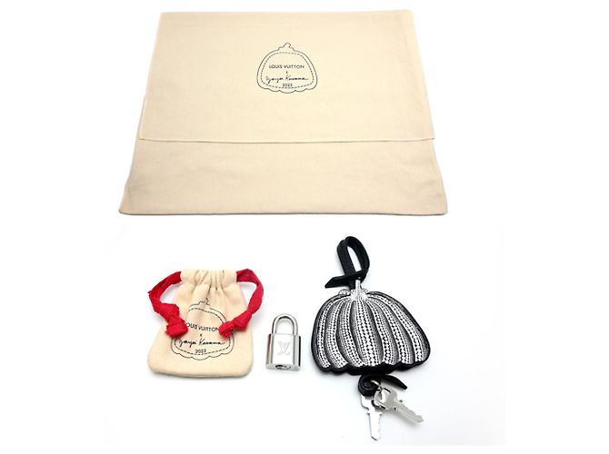 Borsa a tracolla Louis Vuitton Marshmallow PM Nero Bianco - vista 10
