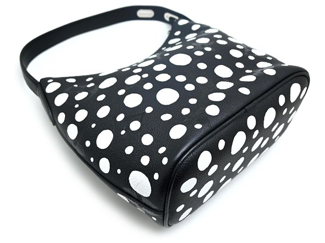 Borsa a tracolla Louis Vuitton Marshmallow PM Nero Bianco - vista 4