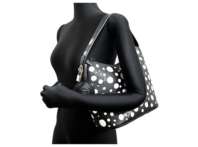 Borsa a tracolla Louis Vuitton Marshmallow PM Nero Bianco - vista 9