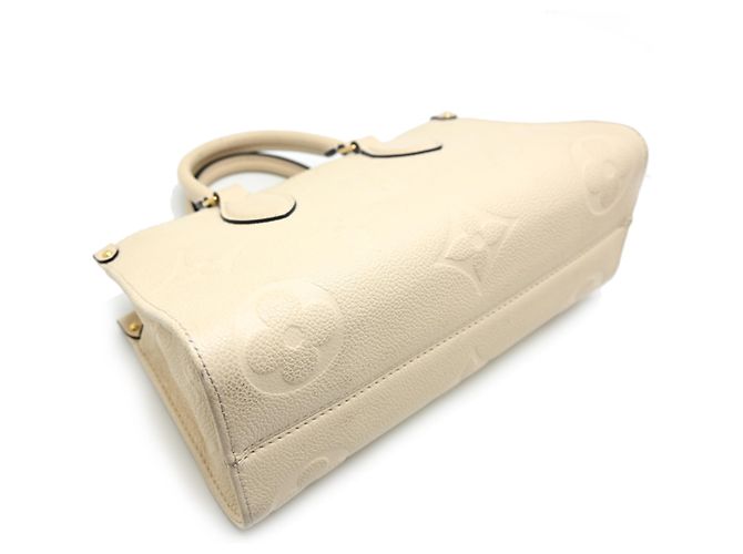 Borsa a tracolla Louis Vuitton OnTheGo EW Cream Crudo - vista 4
